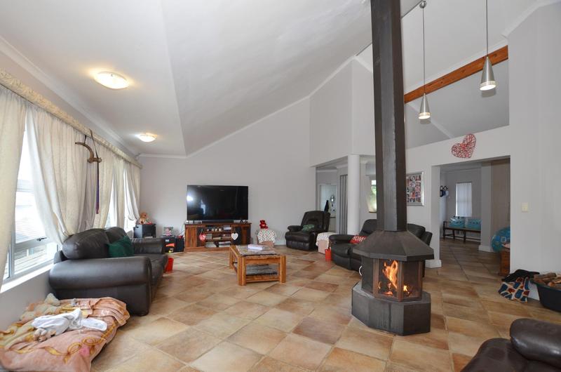 To Let 4 Bedroom Property for Rent in Everglen Western Cape